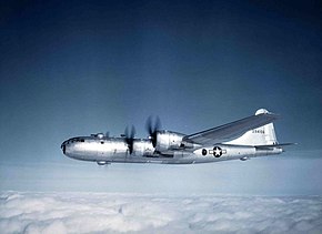 飛行するB-29A-30-BN 42-94106号機 (第472爆撃航空団所属、1945年撮影)