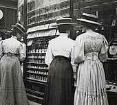 Entre 1905 et 1914, femmes contemplant la devanture de la bijouterie Brüder Frères, au no 7 du Graben à Vienne, (scène photographiée par Emil Mayer).