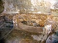 Intérieur de la chambre funéraire. Originellement, il comportait trois bancs funéraires avec des appuie-têtes en pierre et qui ont été creusés à l'époque byzantine en niches ou sarcophages[46].