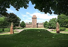 Land-Art-Projekt "Siegfrieds Grab", ein Grabhügel mit zwei Menhiren, des Konzeptkünstlers Eichfelder vor der mittelalterlichen Stadtmauer in Worms