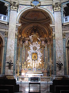 Altar-mor e o ícone milagroso.