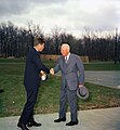 John F. Kennedy a Dwight D. Eisenhower, v Camp Davidu, 22. dubna 1961