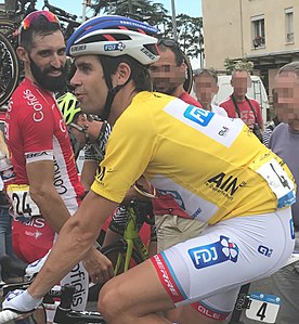 Johan Le Bon vainqueur du prologue, avec son maillot jaune à l'issue de la première étape.