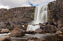 Une petite chute d'eau tombant d'une petite falaise.