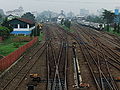 Rel kereta api Stasiun Bandung dilihat dari Jalan HOS Cokroaminoto (2010).