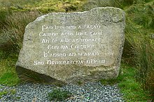 Leac cuimhneacháin do na himircigh a d'fhág Cloch Cheann Fhaola thar Dhroichead na nDeor. Is éard atá mar scríbhinn air ná: "Fad leis seo a thagadh cairde agus lucht gaoil an té a bhí ag imeacht chun na coigrithe. B'anseo an scaradh. Seo Droichead na nDeor." sa chló thraidisiúnta.