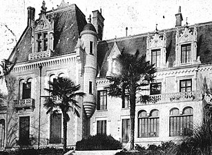 Photographie en noir et blanc d'un château et de son parc.