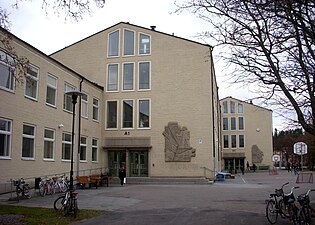 Nya Elementar-skolan, Bergslagsvägen 80, numera grundskola, tidigare gymnasieskola (före 1999) och läroverk (före 1966).