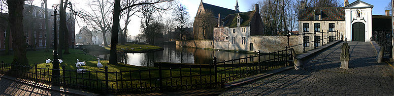 De Beginenhoff, vun buten bekeken, mit den Minnewaterpark in'n Achtergrund