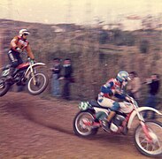 Raymond Boven (Montesa) a punt d'avançar Patrick Boniface el 1978