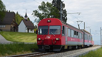 Zug der Appenzeller Bahnen, im Hintergrund Schlachtkapelle Stoss