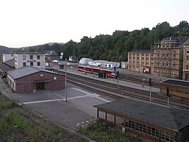 Bahnhof Aue mit einem Zug der Erzgebirgsbahn (2008)