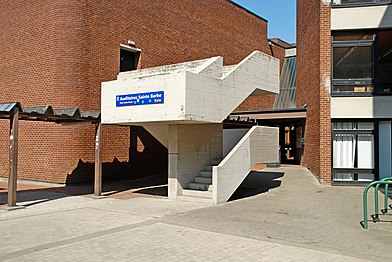 Escalier de secours en « béton brut » à l'entrée des auditoires Sainte-Barbe.