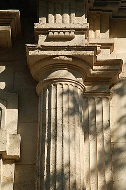 Colonne cannelée.