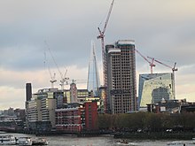 Immeubles surplombés par des grues.