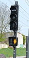 Signalisation protégeant un carrefour routier. Le signal impose l'arrêt (ligne horizontale allumée), mais le système d'aide à la conduite a détecté l'arrivée d'une rame (losange jaune allumé).