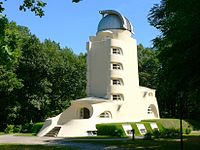 Erich Mendelsohn, Torre Einstein, Potsdam, concebida en 1917 (operativa en 1924). Instituto Astrofísico de Potsdam, Alemania.