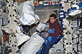 O astronauta Daniel Bursch trabalhando no módulo Destiny.