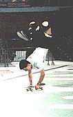 Parallelle oftewel Engelse handstand, WK, Münster 1987. Daryl Grogan maakt gelijk hierna een flip waarna hij met zijn voeten op het board landt...