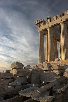 Le Parthénon à Athènes (détail de la partie sud). (définition réelle 2 345 × 3 519)