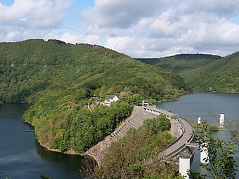 Obersee und Urftstaumauer; links Obersee; rechts die überstaute Staumauerwurzel mit Überlauf der Urfttalsperre