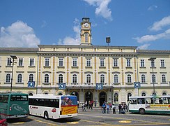 zgrada glavne autobuske stanice sa zgradom željezničke stanice u pozadini