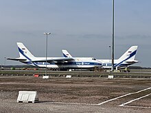 Das Foto zeigt die drei geparkten An-124 am Flughafen Leipzig/Halle