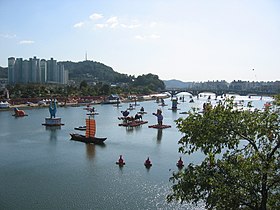 Lễ hội hoa đăng Namgang tổ chức ở Jinju năm 2006.