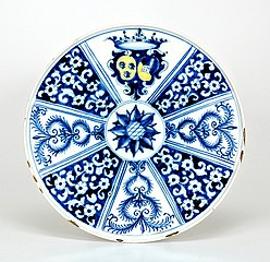 Assiette à quartiers blanc/bleu et blason polychrome, Ligurie, première moitié du XVIIIe siècle.