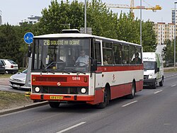 1993 in Betrieb genommener Stadtbus Karosa B 732 mit mechanischem Getriebe im Prager Stadtteil Veleslavín (2012)