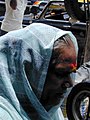 Maharashtrisk kvinne med gult og raudt merke i panna.