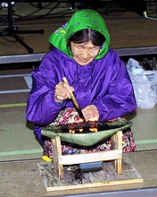 Vella inuit cun Qulliq, unha lámpada de aceite cerimonial feita de serpentinita.