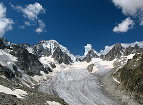 Le glacier de Saleinaz dominé notamment par l'aiguille d'Argentière (à gauche) vus depuis la cabane de Saleinaz à l'est.