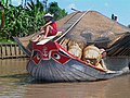 Ghe chở trấu trên sông địa phận tỉnh Vĩnh Long