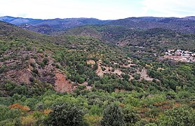 Formation rougeâtre Codalet du Miocène (à gauche), et formation sableuse Lentilla à droite, dans un ravin proche du village de Catllar (également à droite). Les pentes au-dessus à gauche sont dans la zone ordovicienne.