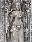 Apsara au perroquet. Bayon, fin XIIe-début XIIIe s. Grès. In situ