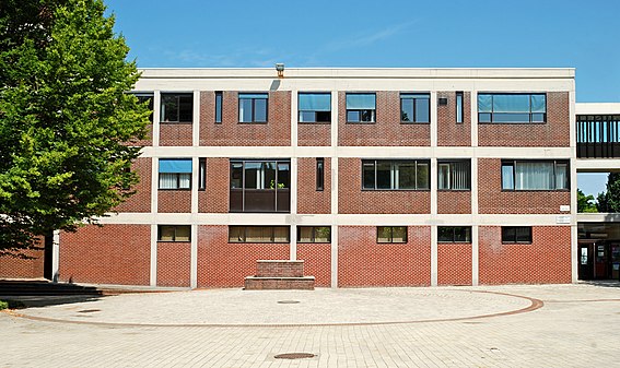 Le bâtiment Réaumur, au nord de la place Sainte-Barbe.