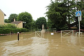 Il giardino pubblico e il monumento ai caduti di Saint-Rémy-lès-Chevreuse il 31 maggio 2016.