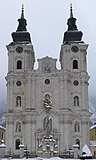 Außenfassade der Stiftskirche im Winter