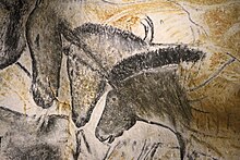 Peinture rupestre représentant quatre têtes de chevaux de profil.