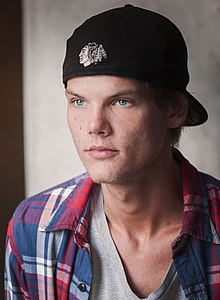 Avicii memakai baju kemeja merah di atas baju t-kelabu. Dia memakai topi besbol hitam menghadap ke belakang. Ia mengandungi logo Chicago Blackhawks NHL.