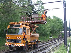 Hubarbeitsbühne auf einem Zweiwegefahrzeug zur Fahrleitungsmontage