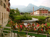 Blick von der Brücke der Via Tezze in Richtung der Dolomiten