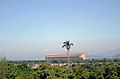 O hangar se destaca na paisagem.