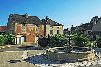 Place de la mairie et ancien café.