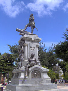 Памятник Магеллану в Пунта-Аренас, Чили. Магеллан стоит лицом к Магелланову проливу