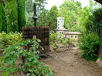 Vieux pressoir au Parc Phœnix de Nice