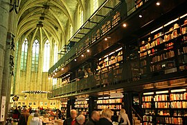 Boghandler i en 1300-tallets kirke i Maastricht