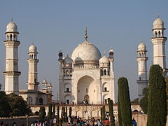 Bibi Ka Maqbara (1651-1661), tumba en Aurangabad construida por Azam Shah, hijo del emperador Aurangzeb, en memoria de su madre.