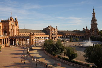 Plaza d'España (Sevilla), diseñada pa la Esposición Iberoamericana de 1929 (la so exotismo facer ser escenariu de destacaes películes, dende Lawrence d'Arabia hasta'l Episodiu II de Star Wars).